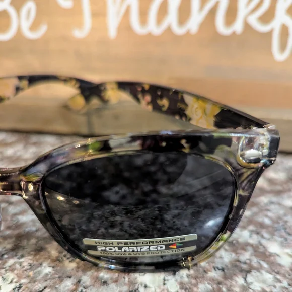 Stylish Black Sunglasses - Picture 6 of 7